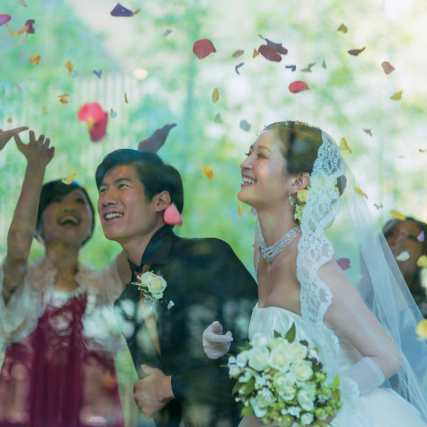 多くのゲストの祝福に包まれる感動のフラワーシャワー。その他にも、多彩な演出を行うことができる|ザ・メイビア宮崎(THE MEIBIA MIYAZAKI)(旧:ガーデンテラス宮崎 )の写真(567475)