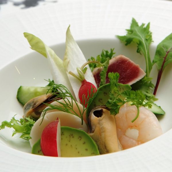 お料理を楽しみに足を運んで下さるゲストのために野菜・肉・魚など素材一つひとつを厳選しています。|ザ・メイビア宮崎(THE MEIBIA MIYAZAKI)(旧:ガーデンテラス宮崎 )の写真(701701)