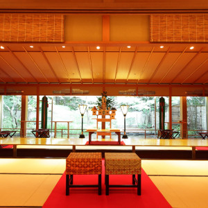 和の真髄をとらえた日本の伝統的なスタイルです。神官が式をつかさどり、神前で盃を交わして|有栖川清水の写真(6511469)