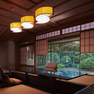 随所に職人技の詰まった日本家屋を貸し切りに。控室からも四季折々の景色が楽しめます。|有栖川清水の写真(6503931)