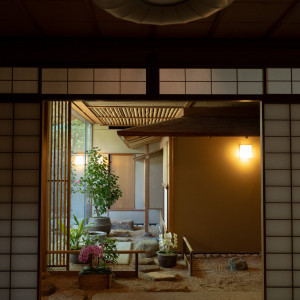 ご新郎ご新婦さまのお控室から望む室内庭園|有栖川清水の写真(47952281)