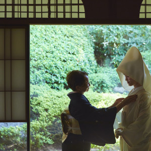 掘りごたつを設えた和室での控室は、ご家族とのゆっくりとした時間を過ごすことができます。ご両親にお仕度の仕上げをお願いし、心温まる時間にすることも。|有栖川清水の写真(51330213)