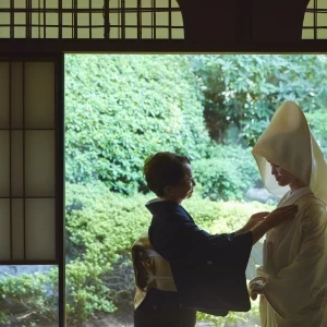掘りごたつを設えた和室での控室は、ご家族とのゆっくりとした時間を過ごすことができます。ご両親にお仕度の仕上げをお願いし、心温まる時間にすることも。|有栖川清水の写真(51330213)