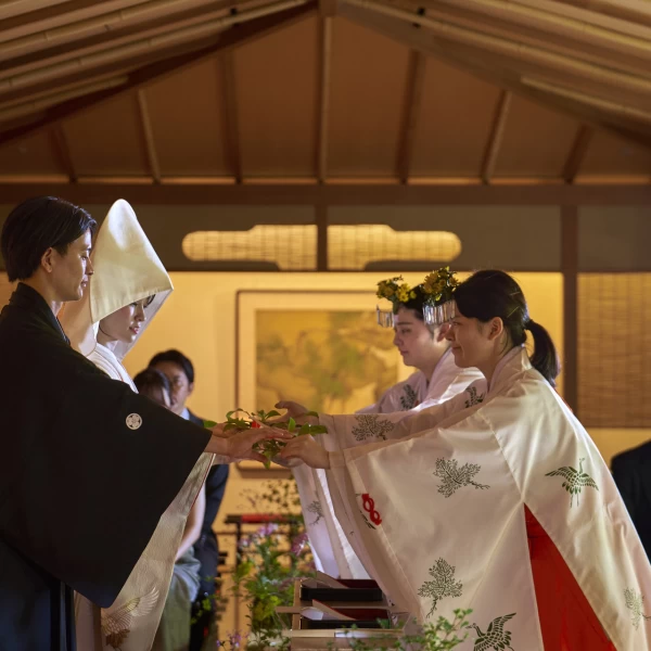厳かな空間で執り行う神前式はおふたりだけではなく、ゲストの心に残る特別なひとときに