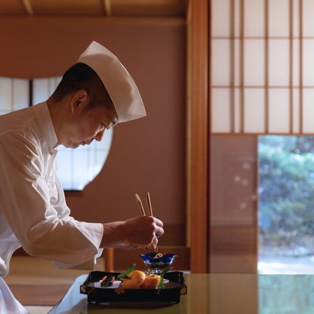 披露宴終了後は、控室でゆっくりとお料理をお召しあがりいただけます。お召しあがる時間に合わせて一品一品お作りいたしますので、時間に追われることなく式後も楽しめます。|有栖川清水の写真(39518663)