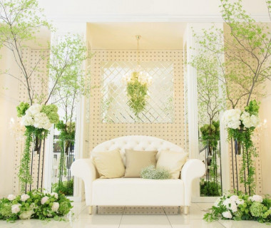 セレブリティには白いソファをご用意。ゴージャスかつスウィートな結婚式を演出!