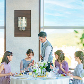 サービススタッフも全て貸切。大切なゲストをお二人に変わって誠心誠意おもてなし致します。