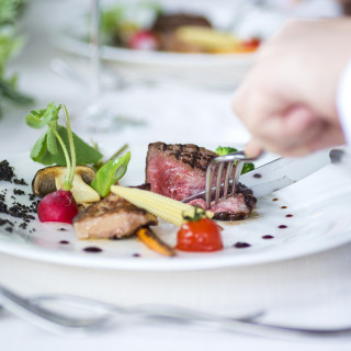 【来館特典】「サイトを見た!」で、併設レストランお食事券2万円分贈呈♪ ※来館時の申請のみ有効