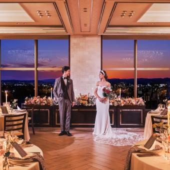 夜景がきらめくナイトウエディングも楽しめる