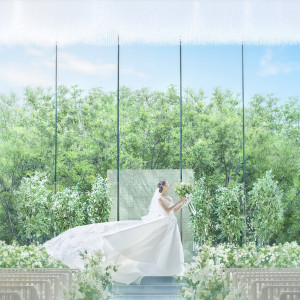 吹き抜けの天井には5万個のクリスタルが輝き、花嫁を美しく輝かせる|シャルマンシーナ 東京（CHARMANT SCENA TOKYO）の写真(32400006)