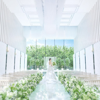 天井に5万個のクリスタルが煌めく長い光のバージンロード。フラワーシャワーが彩る純白の挙式