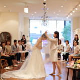 結婚式が近い花嫁たちが集まって立ち居振る舞いのレッスン!
ドレスを着たときの、歩き方、ブーケの持ち方、泪の拭き方など当日起こり得るシチュエーションをイメージして参加して