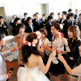 「大切なゲストの方たちとたくさんお話ししたい!」という希望を叶えられるピエトラ・セレーナでのパーティ。祝杯も直接「おめでとう!」のことばが飛び交う。