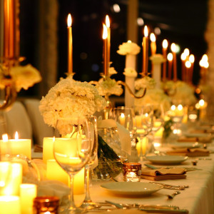 夜のテラス・少人数向けパーティセッティング|ピエトラ・セレーナの写真(775791)