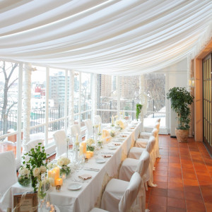 サンルームでは少人数結婚式向けのセッティングも!|ピエトラ・セレーナの写真(597555)