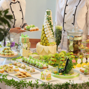 約50種類のデザートビュッフェを囲んで1時間以上ゲストと過ごせるデザートタイムをご用意。|ピエトラ・セレーナの写真(561554)