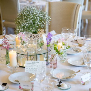 カスミソウが印象的な可憐なテーブルコーディネート|ピエトラ・セレーナの写真(1057655)