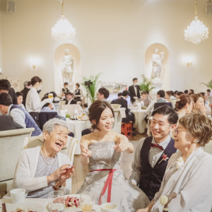 ゲストのテーブルで一緒に食事をしておもてなしを|ピエトラ・セレーナの写真(48479370)
