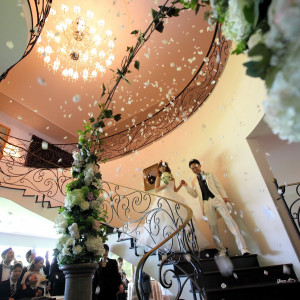 螺旋階段からの入場シーンはゲスト全員の心に残るワンシーンに。|ピエトラ・セレーナの写真(561538)