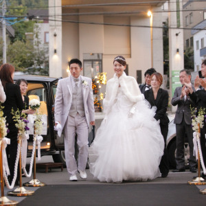 スタッフ総出でおふたりをお迎え。非日常のウエディングパーティが幕を開ける。|ピエトラ・セレーナの写真(561543)