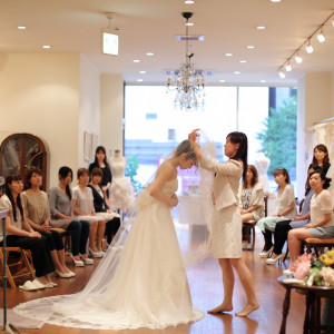 結婚式が近い花嫁たちが集まって立ち居振る舞いのレッスン!
ドレスを着たときの、歩き方、ブーケの持ち方、泪の拭き方など当日起こり得るシチュエーションをイメージして参加して|ピエトラ・セレーナの写真(609444)