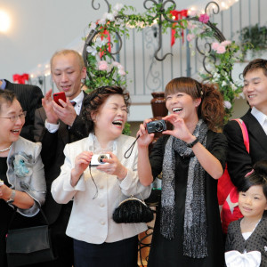 自然とゲストが笑顔になるようなアットホームなパーティーは
いつもながらの堅苦しい披露宴ではなく、ゲストもリラックスして楽しめる！そんなパーティーをご提案。|ピエトラ・セレーナの写真(569726)