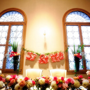 お二人が着席するメインテーブルもお好きなお花、テーマカラーでディスプレイ☆|ピエトラ・セレーナの写真(268670)