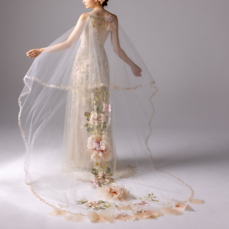 一人の花嫁のために布を求め自在に自らのデザインを変える