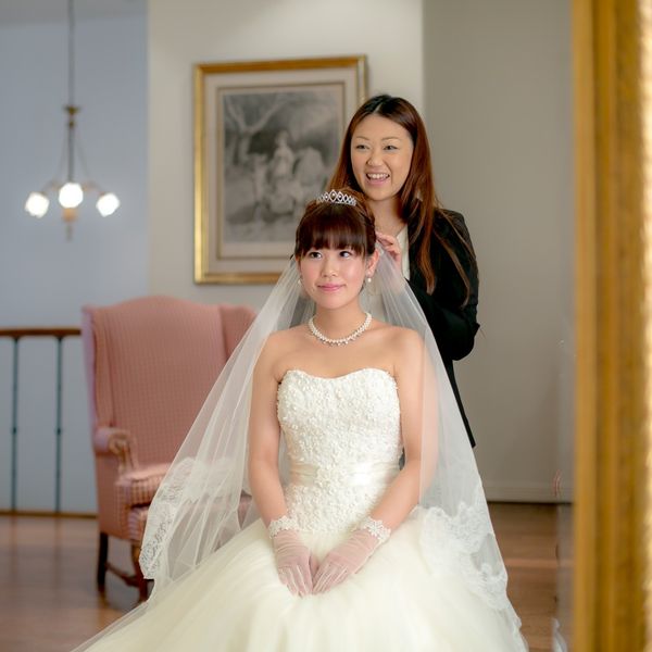 お姫様タイムはドレスに合わせてヘアチェンジもしてくれる。
当日をイメージしながらのドレスチョイスは誰でもワクワクする至福の時間。|ピエトラ・セレーナの写真(609436)