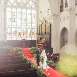 ステンドグラスに射す自然光が優しい祝福の光となってお二人を包みます