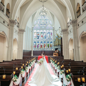 一歩踏み入れるとのス感動のステンドグラス。天井高も高く、解放感〇ロングバージンロードが叶える王道の結婚式|神戸セントモルガン教会の写真(37267684)