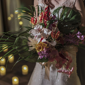 ブーケはドレスに合わせて 花材からデザインまで一緒に創り上げます|NIHO -Dramatic scene wedding-（ニホ ドラマティックシーンウエディング）の写真(38667978)