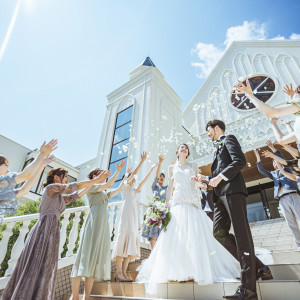 挙式のあとは 憧れの大階段でフラワーシャワーで祝福を受けて|NIHO -Dramatic scene wedding-（ニホ ドラマティックシーンウエディング）の写真(38667137)
