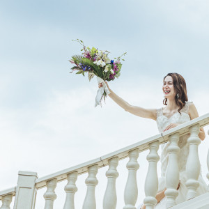 階段からのブーケトスやバルーンリリスまで…様々な演出が叶うガーデン|NIHO -Dramatic scene wedding-（ニホ ドラマティックシーンウエディング）の写真(39812646)