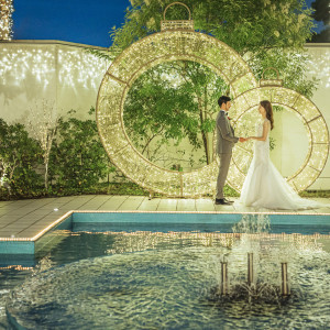「シュークリア」のプール付ガーデンはナイトシーンまで美しく|NIHO -Dramatic scene wedding-（ニホ ドラマティックシーンウエディング）の写真(38667524)