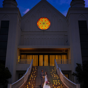 結婚式の特別感を感じられる大階段 プリンセス気分を味わって|NIHO -Dramatic scene wedding-（ニホ ドラマティックシーンウエディング）の写真(38667836)