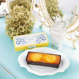 ゲストに人気のさわやかな味わいのレモンケーキには、パッケージもフレッシュな色合いを|福岡 天神モノリス (FUKUOKA TENJIN MONOLITH)の写真(1843577)