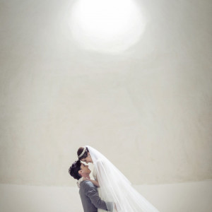 純白に包まれた空間に差し込む一筋の光、記憶に残る誓いのシーンを|福岡 天神モノリス (FUKUOKA TENJIN MONOLITH)の写真(1251897)