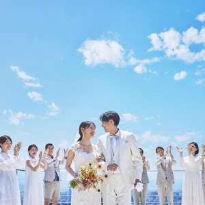 青空の下、おふたりとゲストの皆様がくつろぎながらお時間を過ごせる|福岡 天神モノリス (FUKUOKA TENJIN MONOLITH)の写真(56043308)