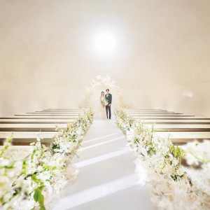 祭壇の上から陽光が差し込む神秘的なチャペル|福岡 天神モノリス (FUKUOKA TENJIN MONOLITH)の写真(53762952)