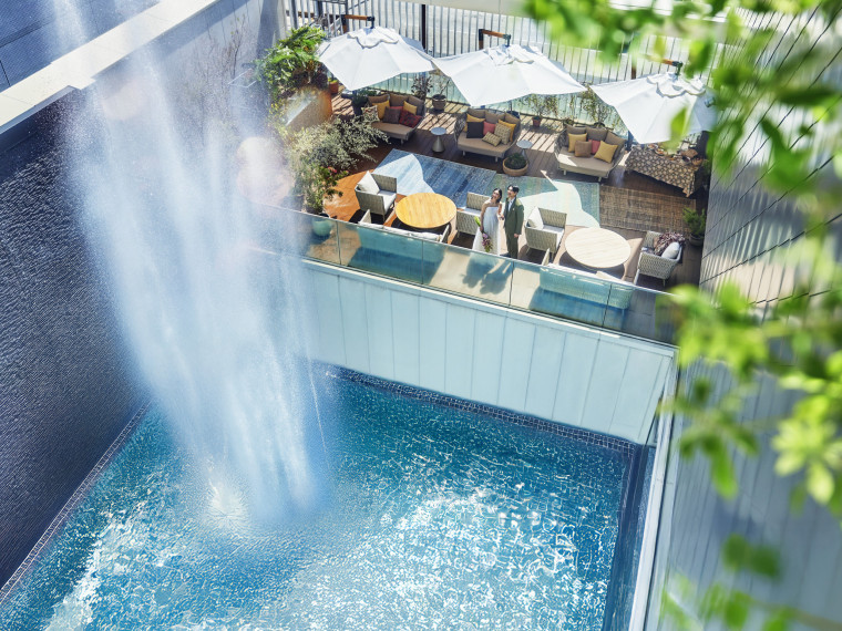 パーティ会場と一続きになっているテラスで開放感あふれる時間を