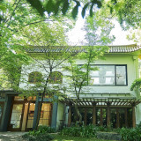 第一種低層住居専用地域にある軽井沢の別荘を思わせる邸宅
