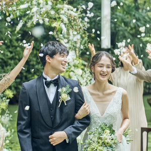 ゲストの歓声と拍手に包み込まれるアットホームなガーデン挙式|THE NANZAN HOUSE （ザ ナンザン ハウス）の写真(45883968)