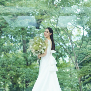 バックに広がる本物の緑が新婦様のウェディングドレス姿をさらに惹き出します|THE NANZAN HOUSE （ザ ナンザン ハウス）の写真(45883988)