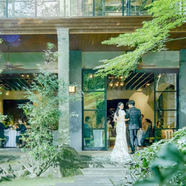 1階披露宴会場とガーデンを行き来できるテラスでおふたりらしい演出でゲストをおもてなし