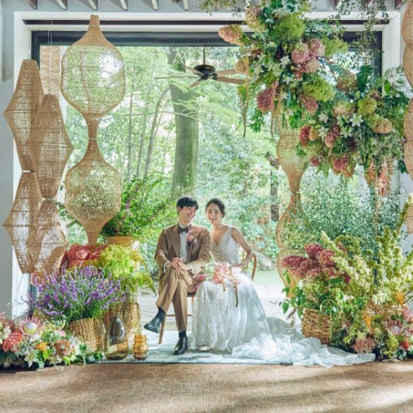 おふたりらしい装花やアイテムで会場をコーディネート