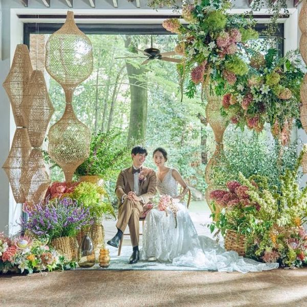 おふたりらしい装花やアイテムで会場をコーディネート