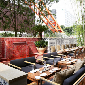 【The Place of Tokyo ~Terrace DiningTANGOテラス席~】
列席ゲスト様の待合空間として提供しています！
唯一無二の絶景スペースは感動！|The Place of Tokyoの写真(339133)