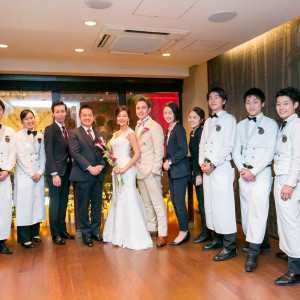 【Party Report VOL.6】
結婚式に携わらせていただいた プランナー・サービスマンと一緒に記念撮影！おふたりに寄り添いサポートします！|The Place of Tokyoの写真(3112942)