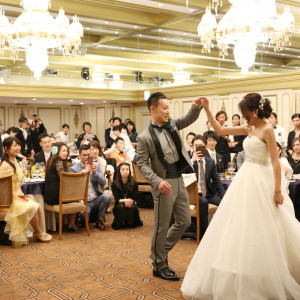【Party Report VOL.8】
パーティーの始まりは「お二人のファーストダンス♪」
演出に合わせ 席のレイアウトも工夫しました！！|The Place of Tokyoの写真(3112957)